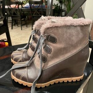 Fur lined, wedge, lace up brown UGG boots 🤎🤎